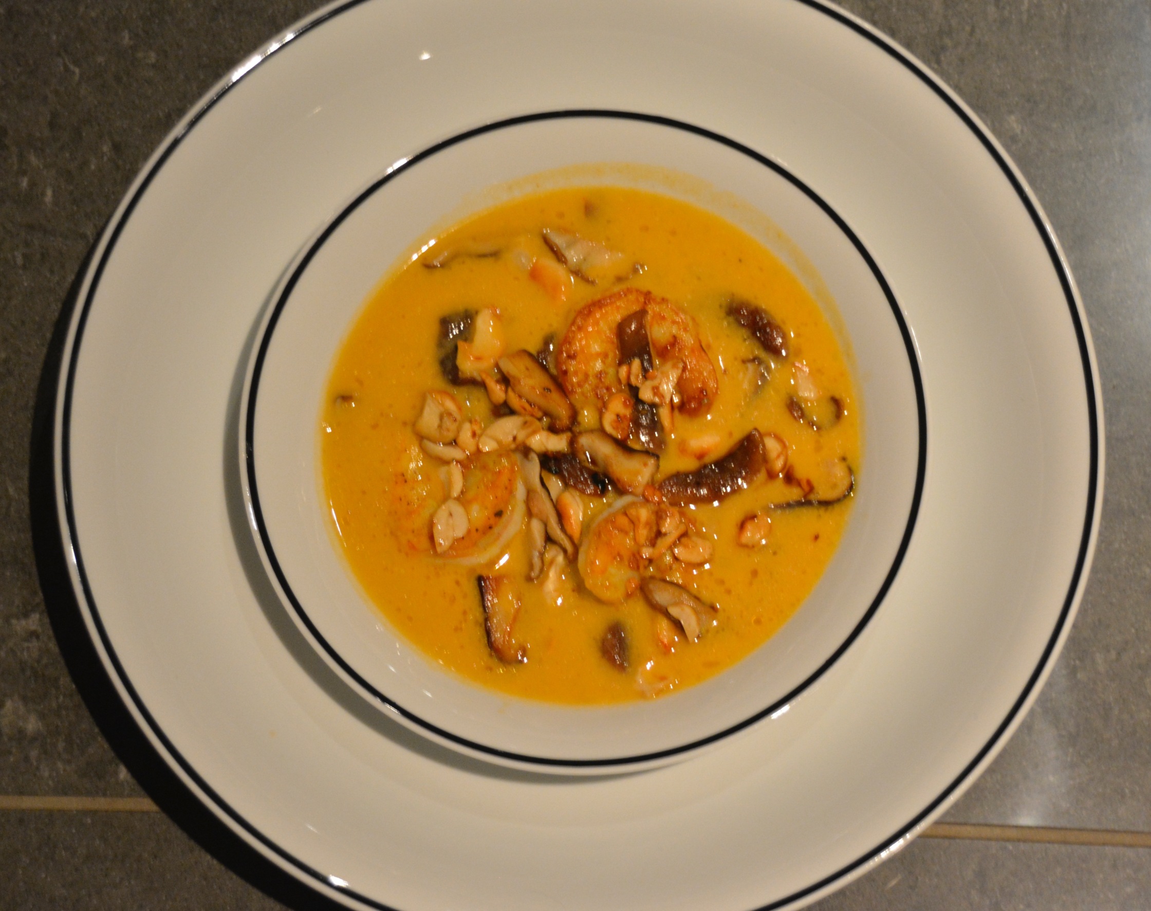 Rote Thai Curry Suppe mit Scampi